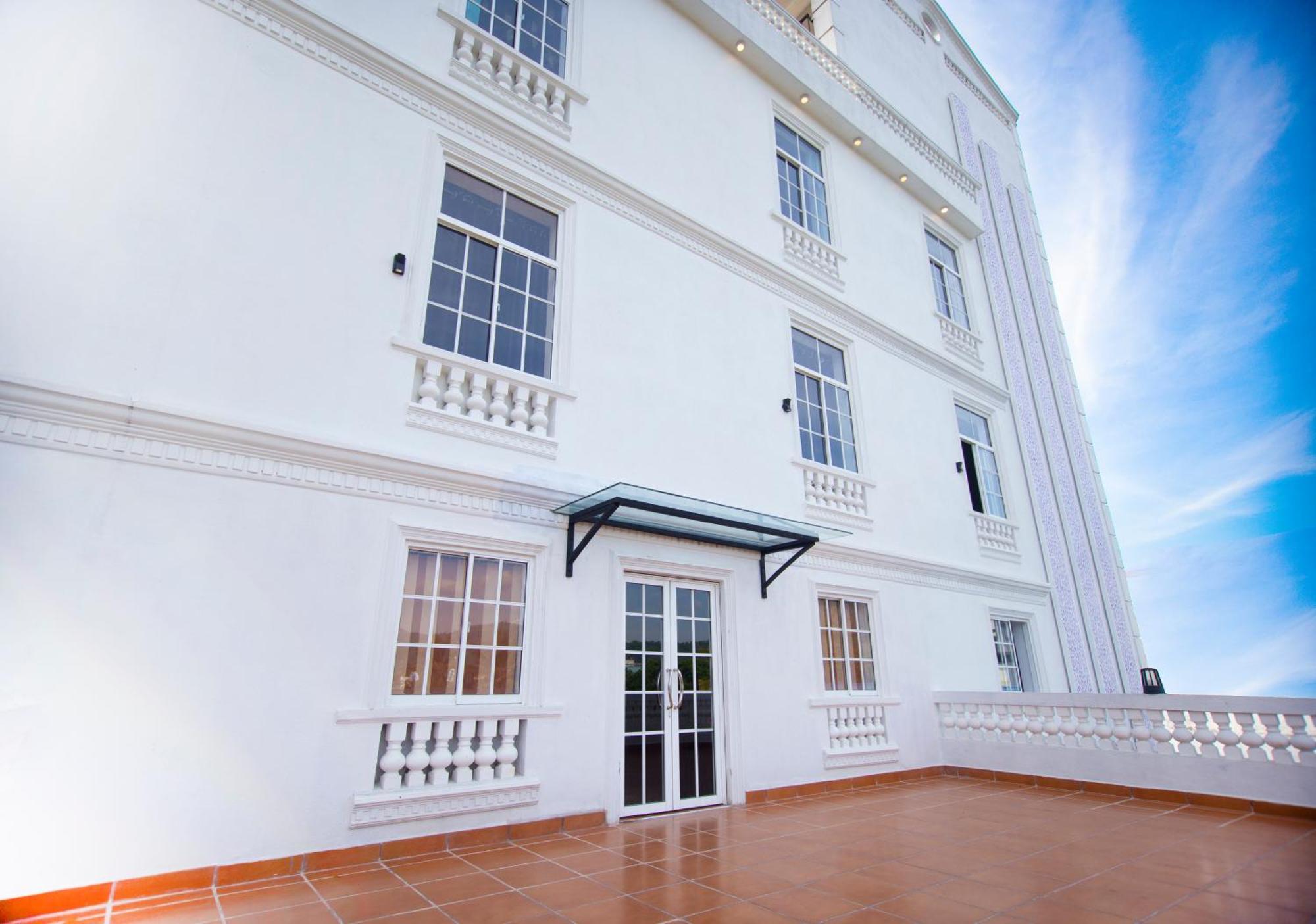 Crown Regency- Badulla Hotel Buitenkant foto