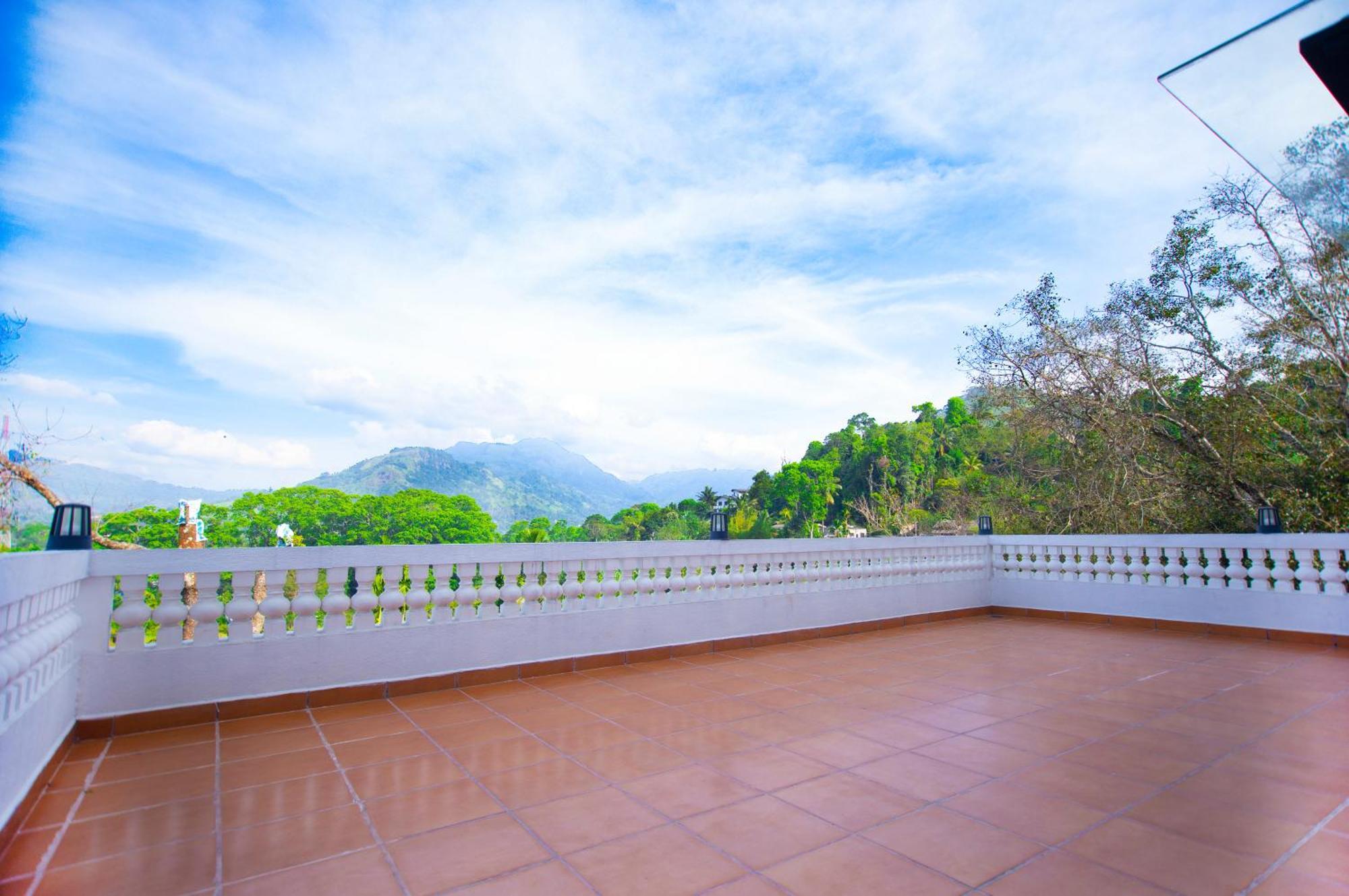 Crown Regency- Badulla Hotel Buitenkant foto