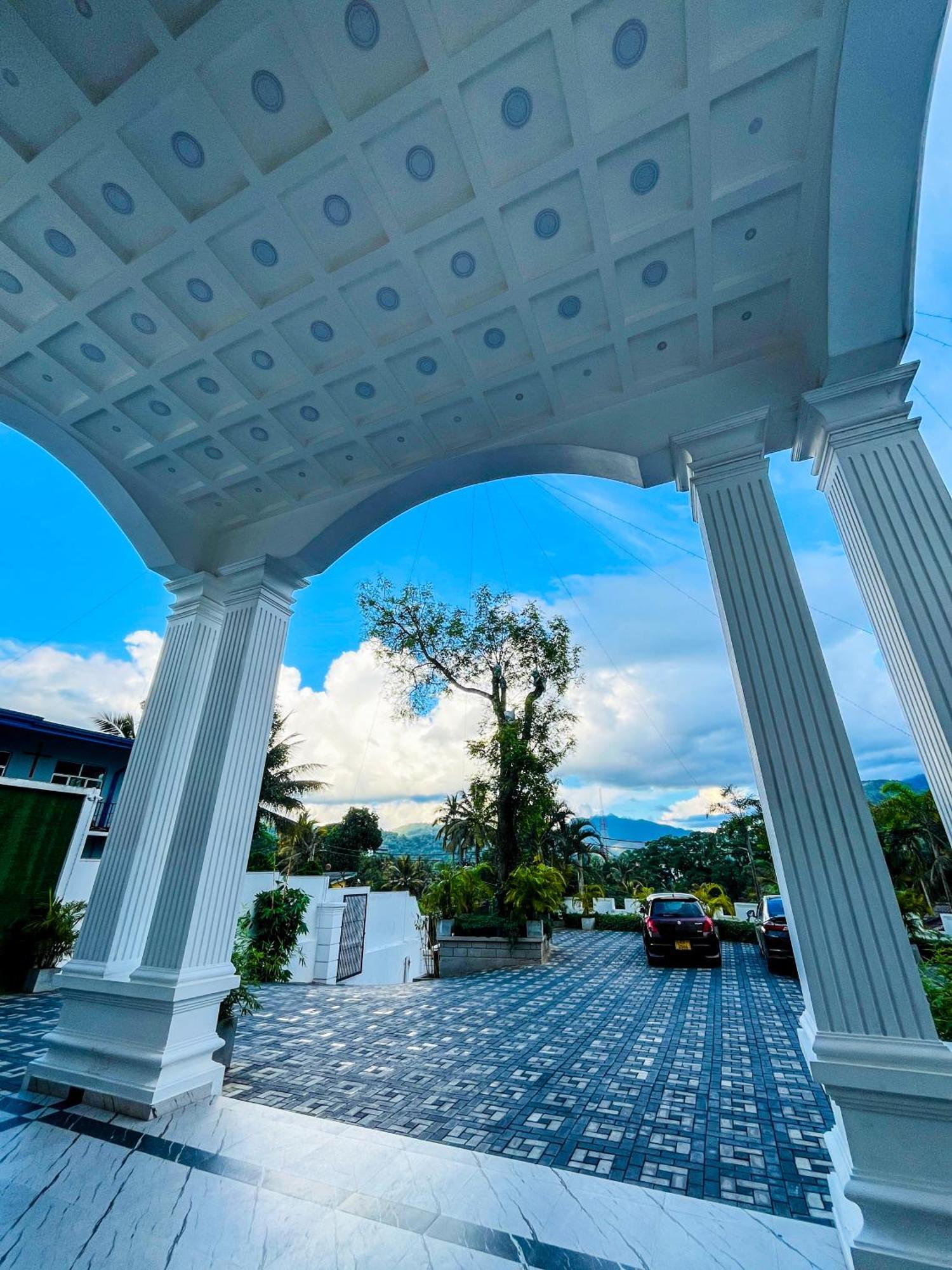 Crown Regency- Badulla Hotel Buitenkant foto